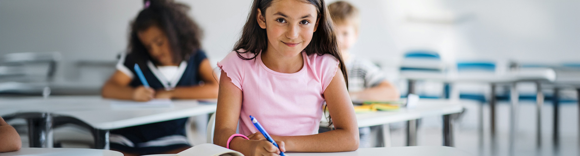 Niña escribiendo en aula en Academia Zenobia para clases de inglés y apoyo escolar